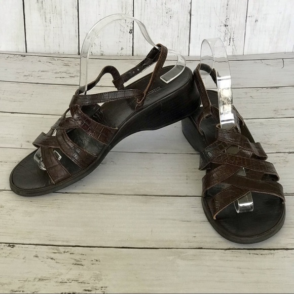Etienne Aigner Grant Leather Strappy Sandal - Picture 10 of 11